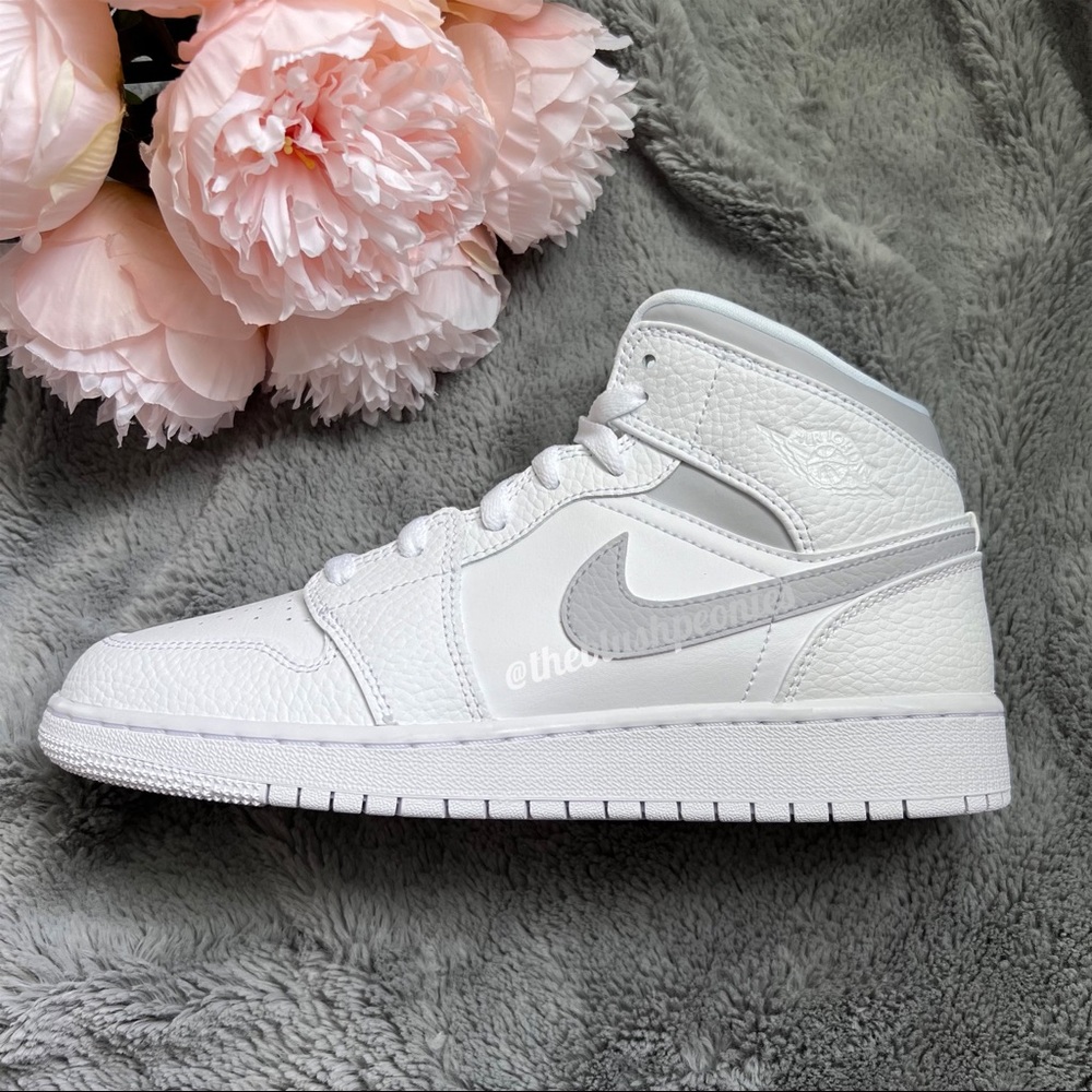 Nike Custom Painted Jordan 1 Mid NWT - Picture 2 of 2